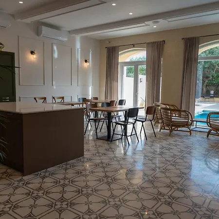Couette-café The Carob Tree 4*