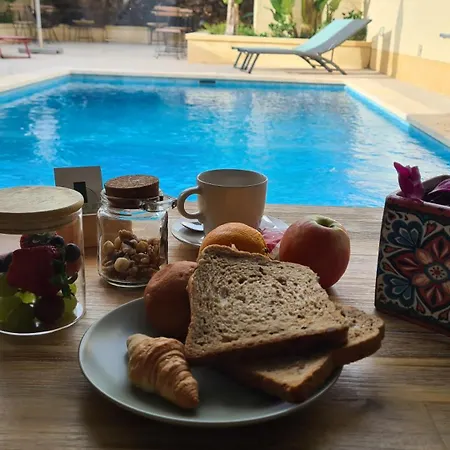 Bed & Breakfast The Carob Tree Victoria